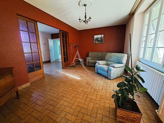 Charmante maison en pierre avec dépendances et grand entrepôt à L'OIE