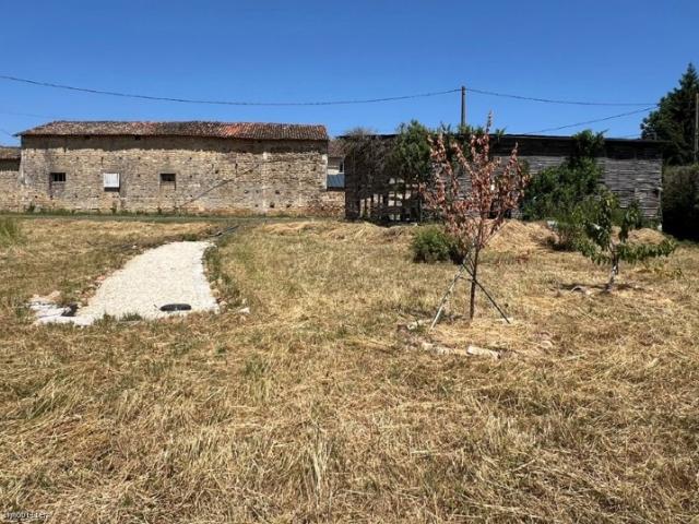 Charmante Maison en Pierre avec Dépendances et Cour Intime – Proche Sauzé Vaussais
