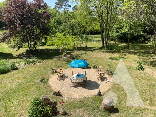 Charmante maison en pierre avec gîte, sur plus de 2 hectares de terrain à Sainte Mondane