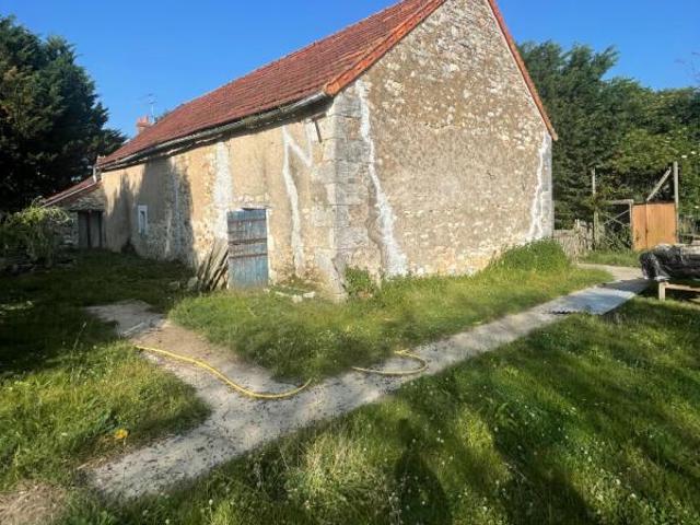 Charmante maison en pierre avec grand terrain constructible à Rezay 99 m2