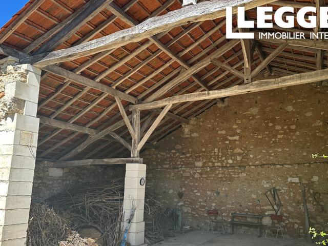 Charmante maison en pierre avec grange, dans hameau calme proche Bourdeilles et Paussac, plein de charme