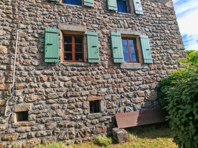 Charmante maison en pierre avec jardin Saint Apollinaire de Rias