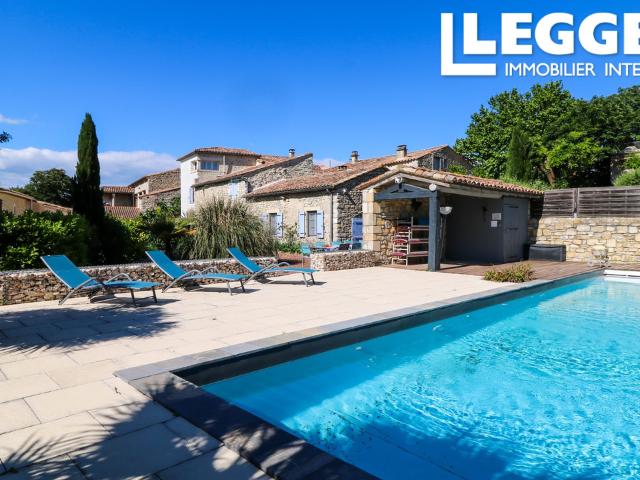 Charmante maison en pierre avec piscine et excellent potentiel d’activité près d’Uzès