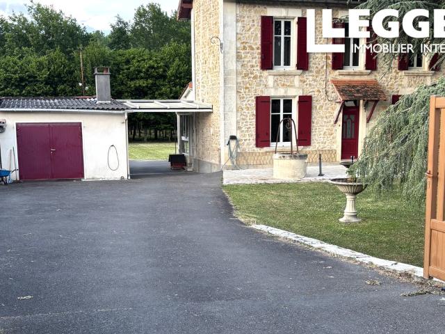 Charmante maison en pierre avec ses dépendances sur un terrain de 10780 m2 proche du centre de Jarnac