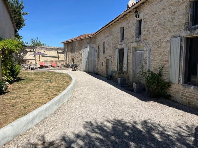 Charmante maison en pierre avec trois chambres et deux salle. 132m² Villefagnan
