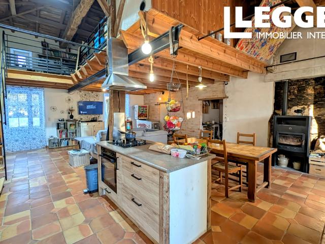 Charmante maison de 4 chambres, 3 garages, jardin clos, dépendances à 5mn de Montendre en Charente Maritime