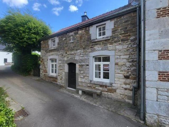 Charmante maison en pierre dans le beau village de Deigné