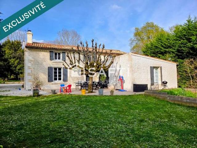 Charmante maison en pierre dans un bel environnement, clos, quatre chambres, trois salles d'eau, jardin et petites dépendances !