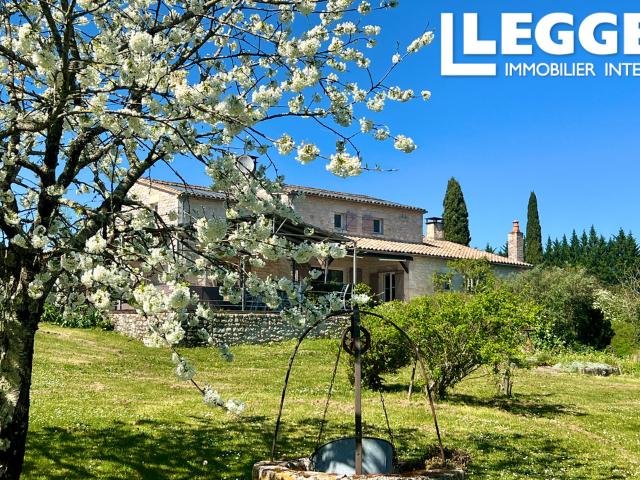 Charmante maison en pierre de 5 chambres avec piscine, 4 hectares de terrain et superbes vues sur la campagne
