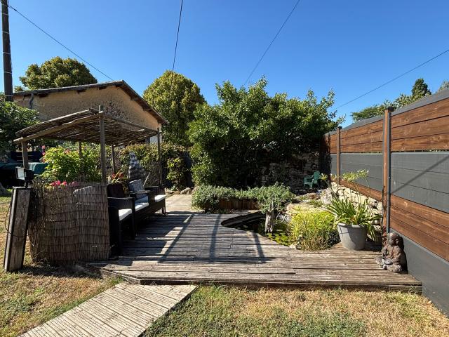 Charmante maison en pierre de 115 m2 avec grange, carport et jardin clos !