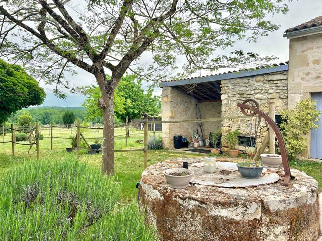 Charmante maison en pierre avec vue sur la vallée et un véri. 110m² Doulezon