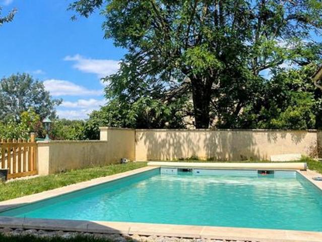 Charmante maison en pierre offrant de beau volume d'environ 202 m² habitable, jardin et piscine