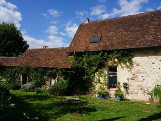 Charmante maison en pierre du XVIIe siècle située au coeur du paisible et pittoresque Périgord vert