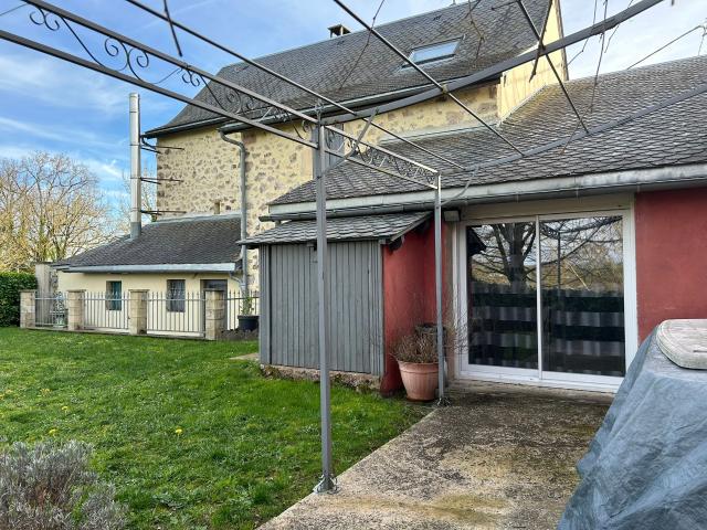 Charmante maison en pierre et son jardin attenant