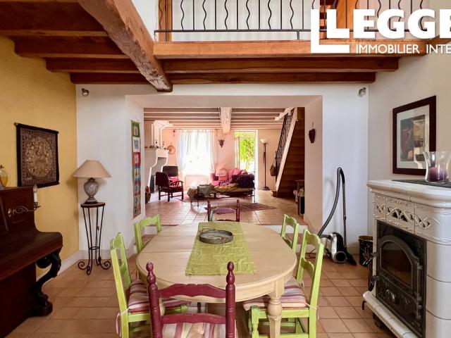 Charmante maison en pierre, mitoyenne d’un côté, avec 3ch/1sdb au cœur d’un village Charentais