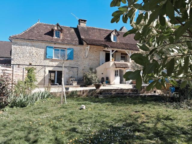 Charmante maison en pierre offrant de beau volume d'environ. 202m² Thédirac