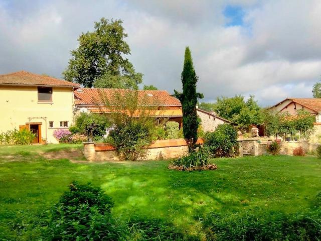 Charmante Maison en Pierre Rénovée, Mare, Ruisseau, Vue Magn. 170m² Roumazières Loubert
