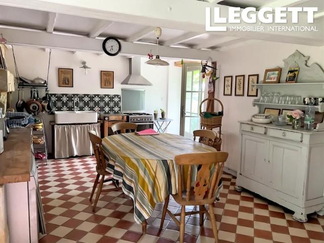 Charmante Maison en Pierre Rénovée avec Jardin Arboré et Dépendances au calme, proche Saumur