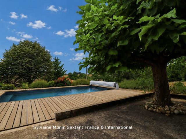 Charmante maison en pierre rénovée avec piscine et vue dégagée