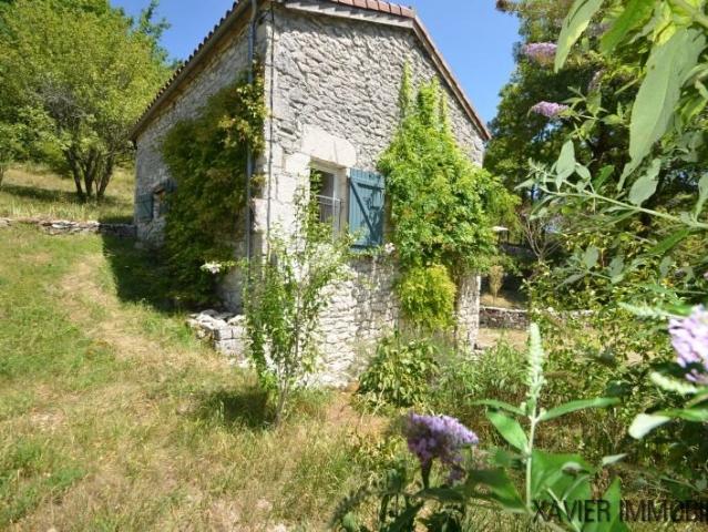 Charmante maison en pierre située au bout d’un petit hameau. 87m² Masquières