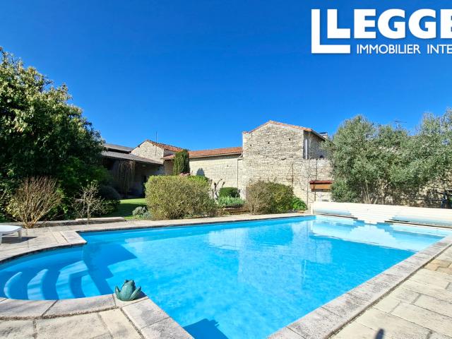 Charmante maison en pierres apparentes avec piscine chauffée, terrain clos, atelier d'art et batiments divers