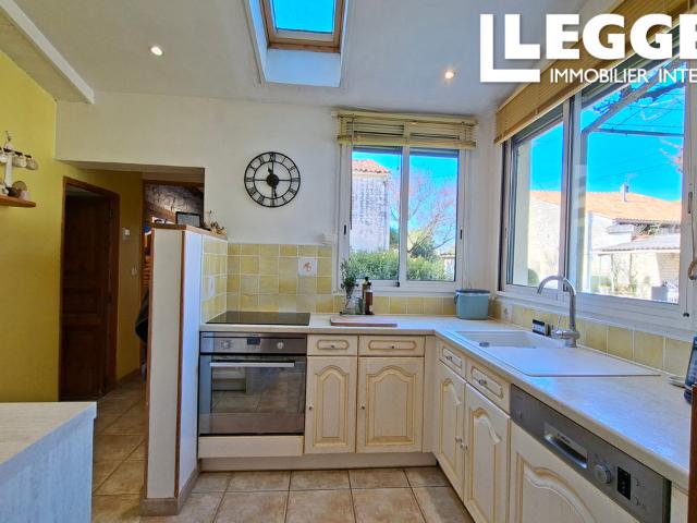 Charmante maison en pierres apparentes avec piscine chauffée, terrain clos, atelier d'art et batiments divers