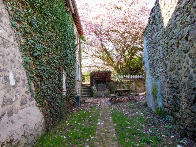 Charmante maison en pierres avec cour intimiste, jardin enso. 70m² Saint Sulpice le Guérétois
