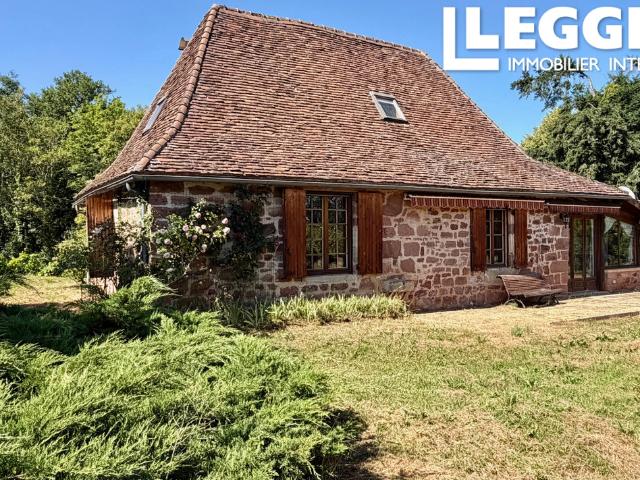 Charmante maison en pierres avec dépendance sur un terrain de 3 hectares, située sur les hauteurs d'Hautefort
