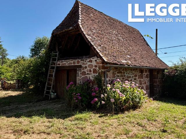 Charmante maison en pierres avec dépendance sur un terrain de 3 hectares, située sur les hauteurs d'Hautefort