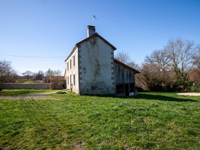 Charmante maison en pierres avec grand terrain Beaucoup de potentiel à 8 km de Guéret