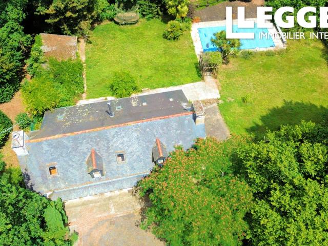 Maison paisible en périphérie du village, avec piscine, bois et étang près de Pontivy et Loudéac