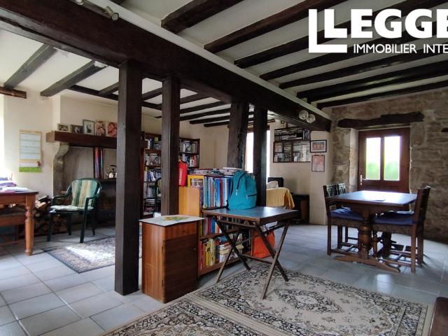 Charmante maison individuelle en pierre de 3 chambres avec grand jardin attenant, garage et grange