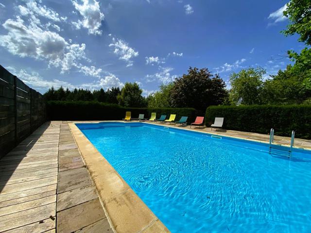 Charmante maison individuelle rénovée de 4 chambres avec piscine, jardin et terrain