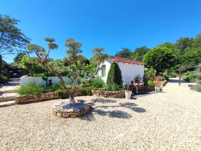 Charmante Maison, Jardin Paysager Style Méditerranéen, 4 Cha. 178m² Nieuil