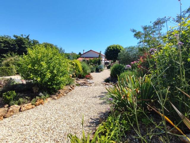 Charmante Maison, Jardin Paysager Style Méditerranéen, 4 Cha. 178m² Nieuil