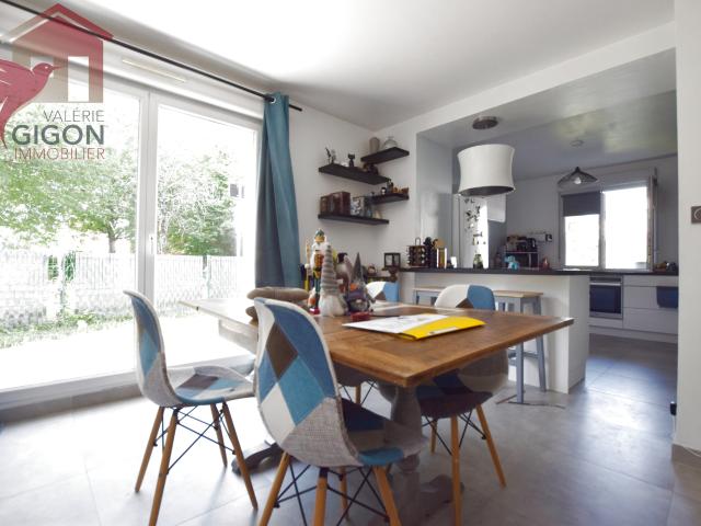 CHARMANTE MAISON RECENTE MITOYENNE DE 2009 idéale pour profitez d’un espace de vie lumineux avec accès direct