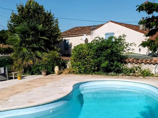 Charmante maison rénovée avec piscine, au calme, commerces à 5 km