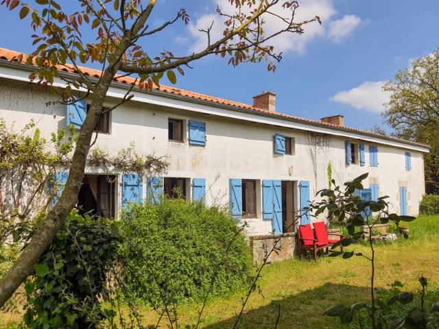 Charmante maison rénovée avec possibilité de gîte et grand t 206m² Lezay