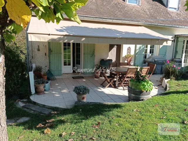 Charmante maison traditionnelle de 4 chambres avec vue dégag. 130m² Gensac