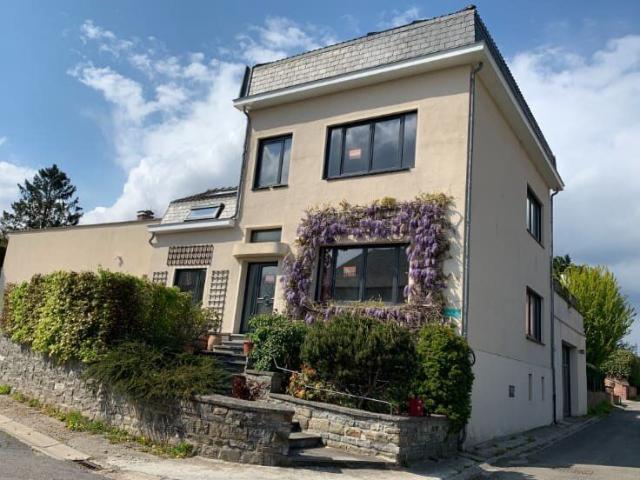 Charmante maison très spacieuse dans un quartier résidentiel