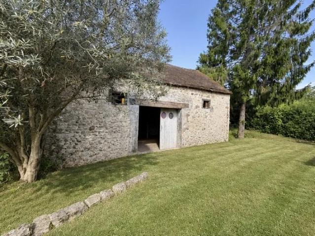 Charmante maison 2 chambres à Villemer avec jardin
