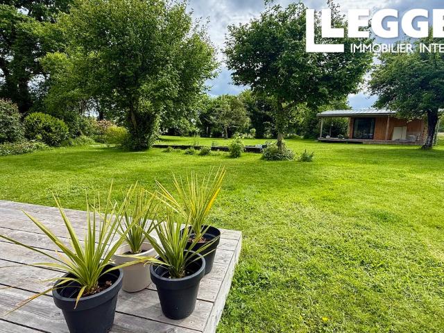 Charmante maison 2 chambres avec piscine chauffée, chalet de jardin et vue campagne – commerces à pied