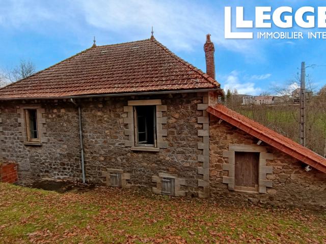 Charmante maison, 4 chambres, dépendances, terrain boisé, située juste à l'extérieur d'un village, jolie vue