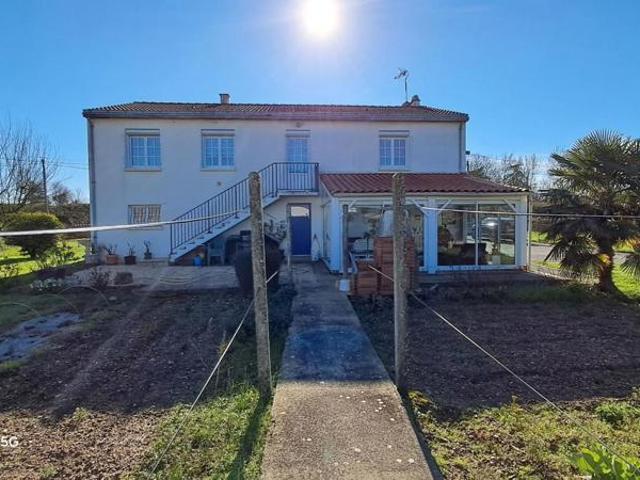CHARMANTE MAISON 4 chambres 2 SDE sur terrain 1100 m2 clôturé et plat