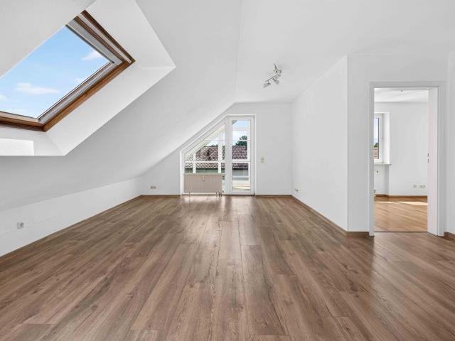 Charmante Maisonette Dachgeschosswohnung mit Wintergarten und Balkon