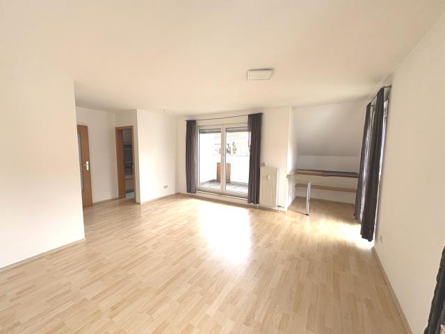 Charmante Maisonette Dachgeschosswohnung mit Loggia und Stellplatz – zentral gelegen & sofort frei