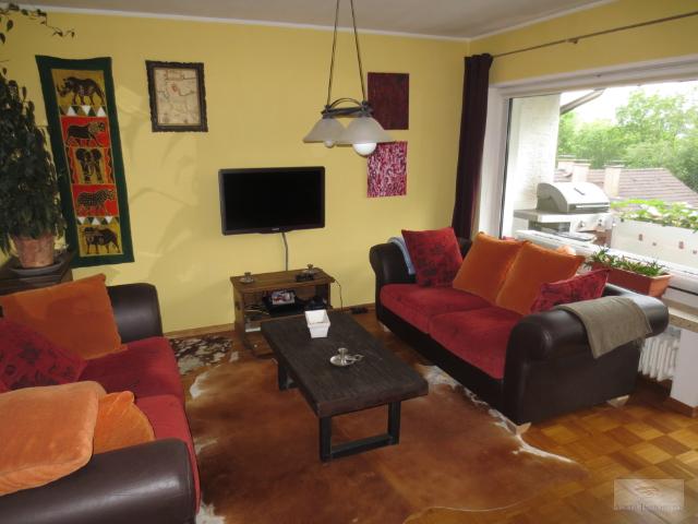 Charmante, sanierte 3 Zimmer Mietwohnuni im 3. OG, hochw. Einbauküche in gepflegtem 6 Parteien Haus