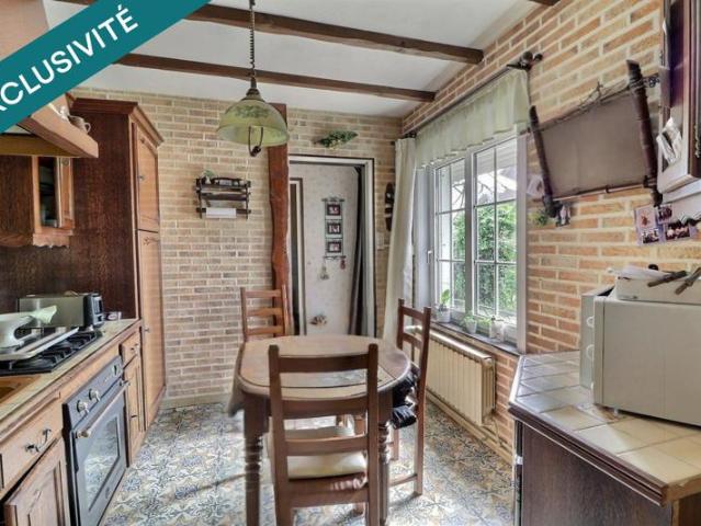 Charmante petite maison de village, à remettre au confort d'aujourd'hui, avec un petit extérieur bien clos et son garage ! A ne pas Manquer.