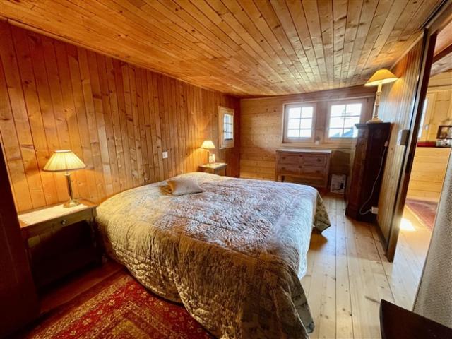 Charmante Penthouse Wohnung mit 4,5 Zimmern im Herzen des alten Dorfes Lens, weitgehend renoviert
