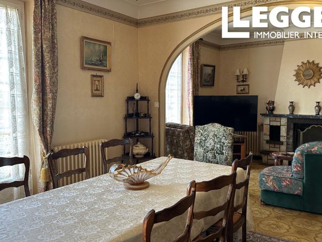 Charmante propriété à Bourdeilles avec 4 chambres, piscine et grande grange